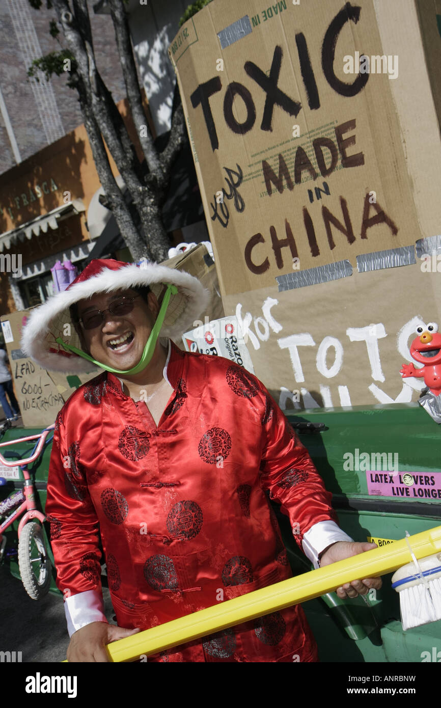 Miami Florida, Coconut Grove, King Mango Strut, jährliche Satire Parade, lustig, Humor, humorvoll, Humor, humorvoll, Spoof, Parodie, giftiges Spielzeug aus China, asiatischer Mann Stockfoto