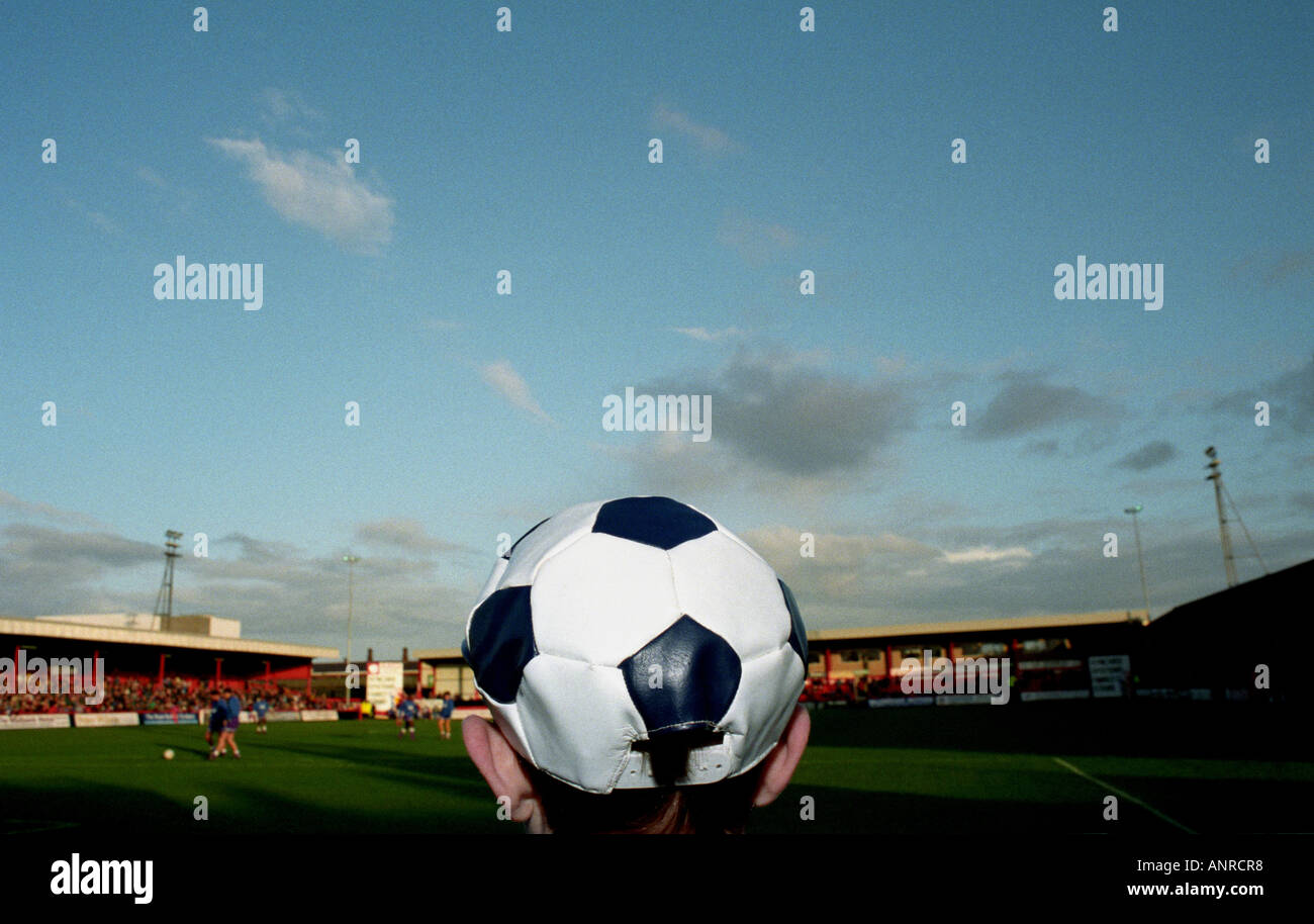 Crewe Alexandra Unterstützer beobachtete das Team Aufwärmen vor einer FA Cup-tie mit Bury an der Grestly Road. Stockfoto