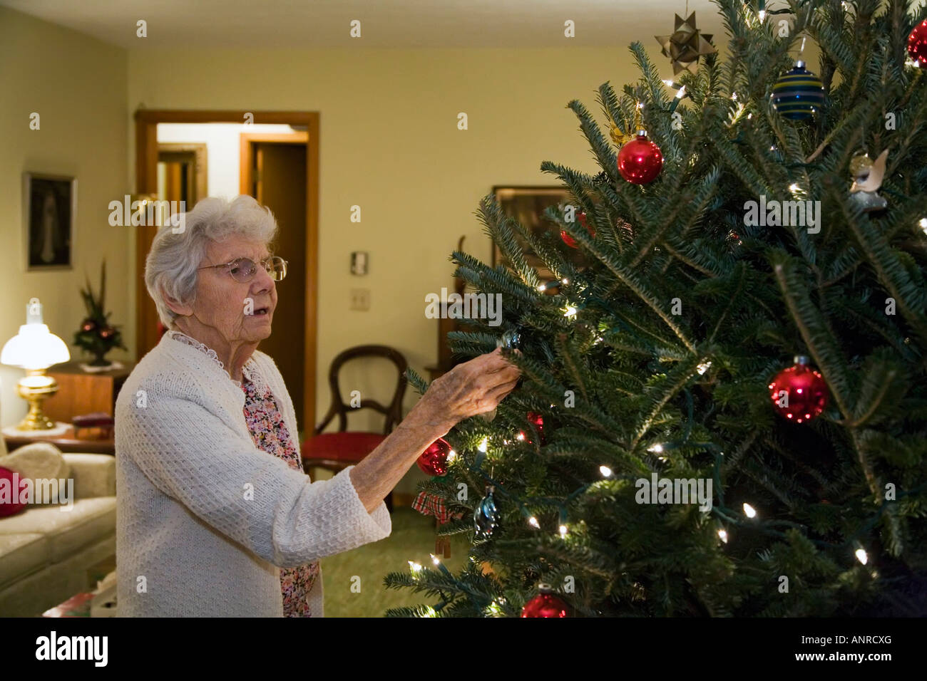 Bridgewater Virginia einhundert Jahre alten Naomi Westen schmückt einen Weihnachtsbaum in ihrem Haus Stockfoto