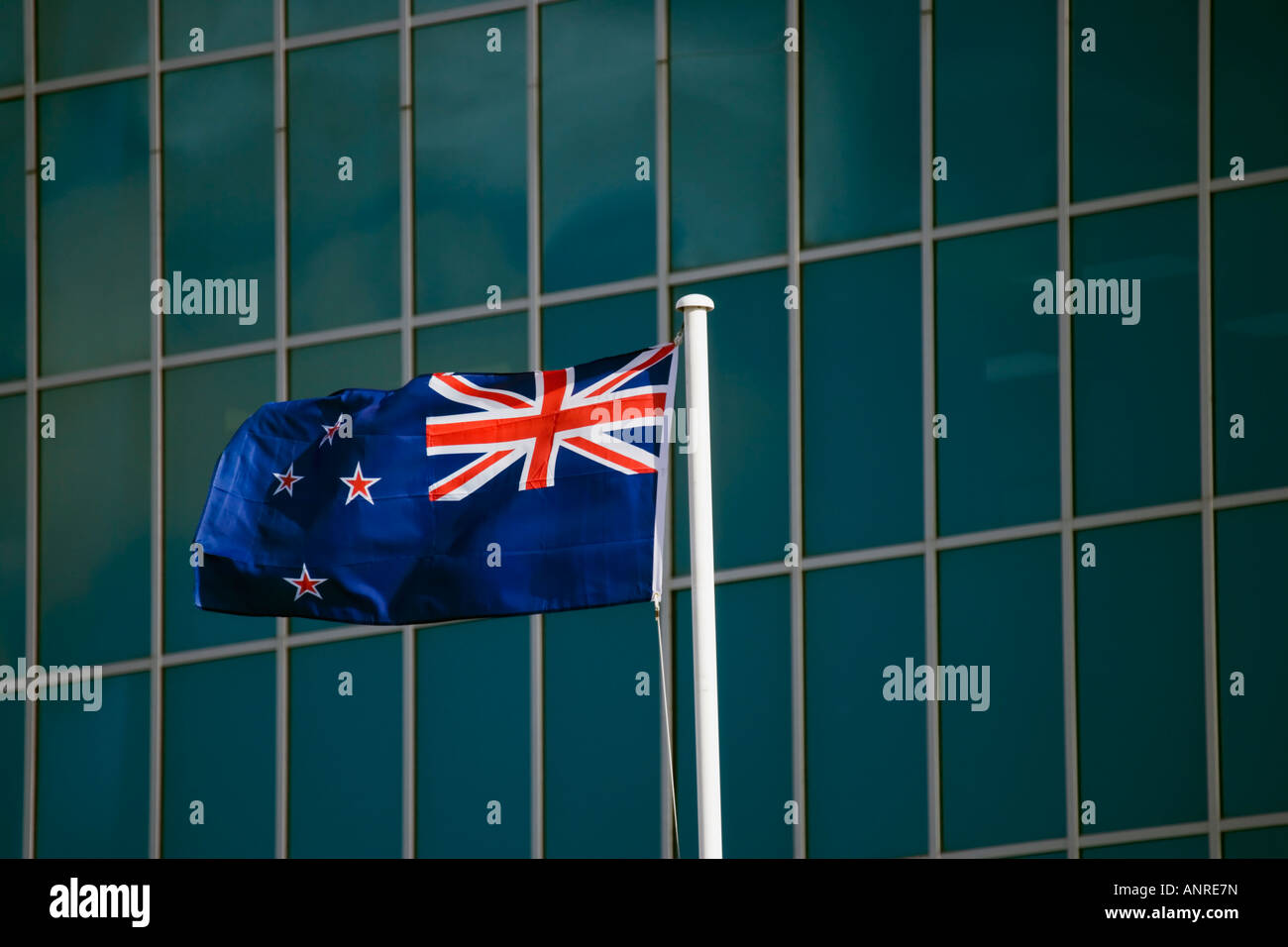 Neuseeland Fahne weht im wind mit Glasfenstern der Stadt als Palmerston North New Zealand Hintergrund Stockfoto