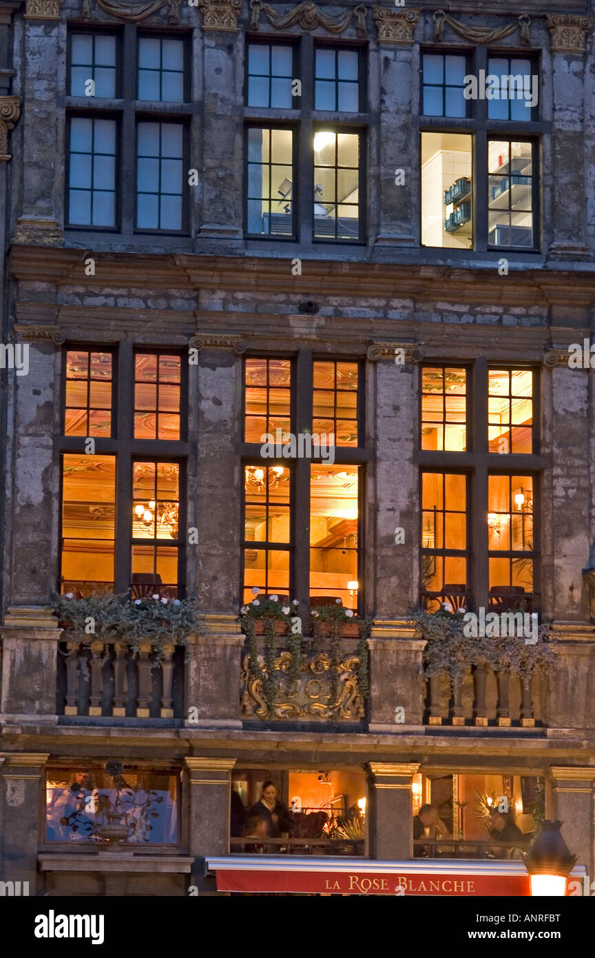 Europa Belgien Brüssel Grand Place Guildhall in der Abenddämmerung Stockfoto