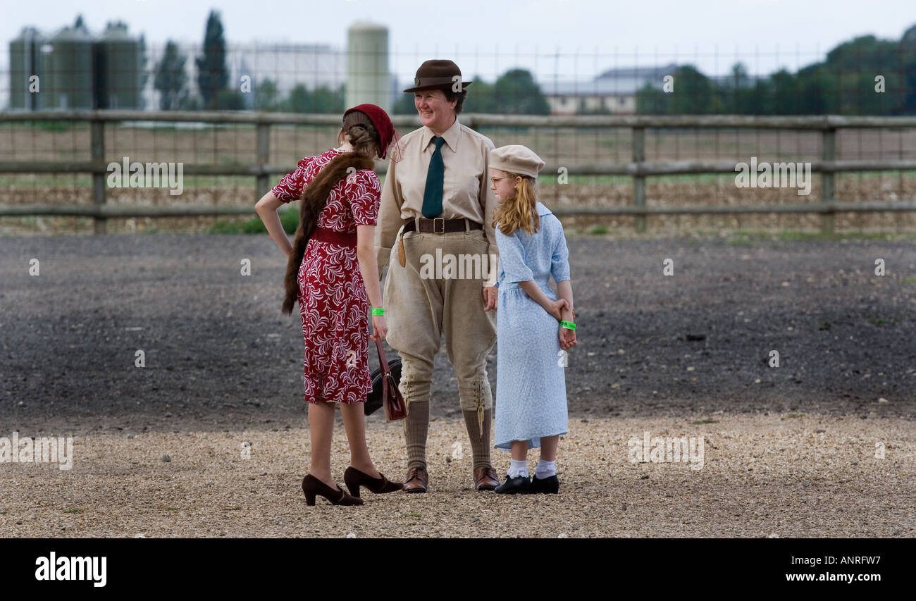 Gruppe von Menschen in 1930-1940 Kleid, aufgenommen auf dem Glenn Miller Festival UK Stockfoto