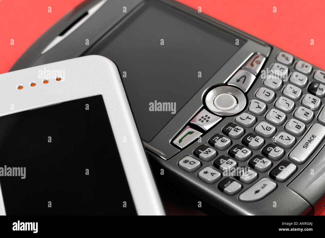 BlackBerry 8310 Curve Smartphone und Sony Ericsson W580 Handy Stockfoto