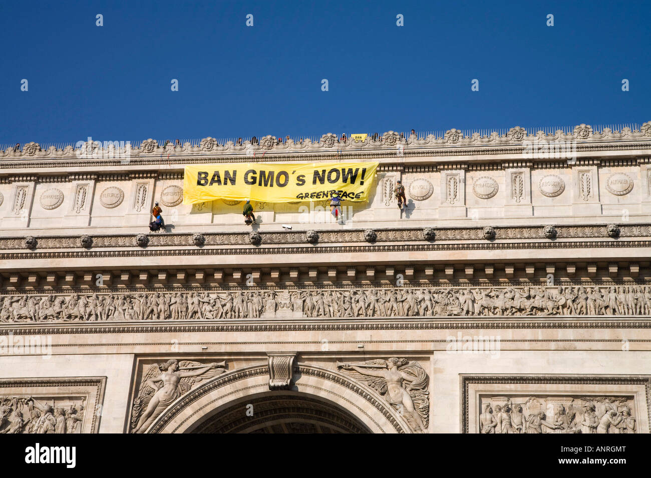 Greenpeace-Aktivisten hängen Banner auf Paris Arc De Triomphe fordern Verbot von GVO-s, die gentechnisch veränderte Organismen Stockfoto