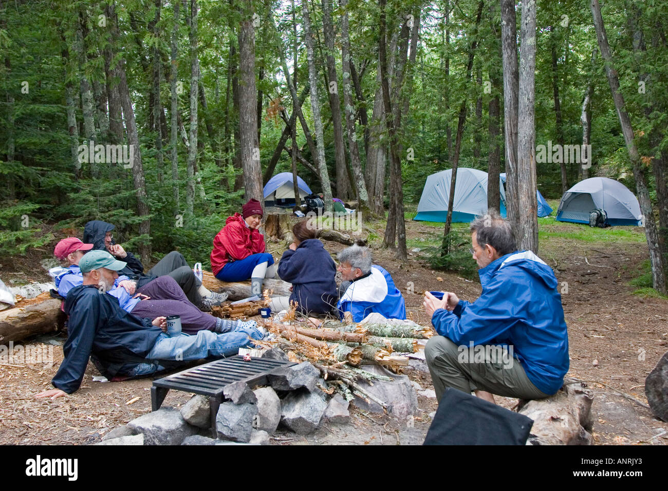 Grenze Gewässer Kanu-Bereich Wildnis Minnesota Camper entspannen nach dem Abendessen auf einem Campingplatz Sucker Lake Stockfoto