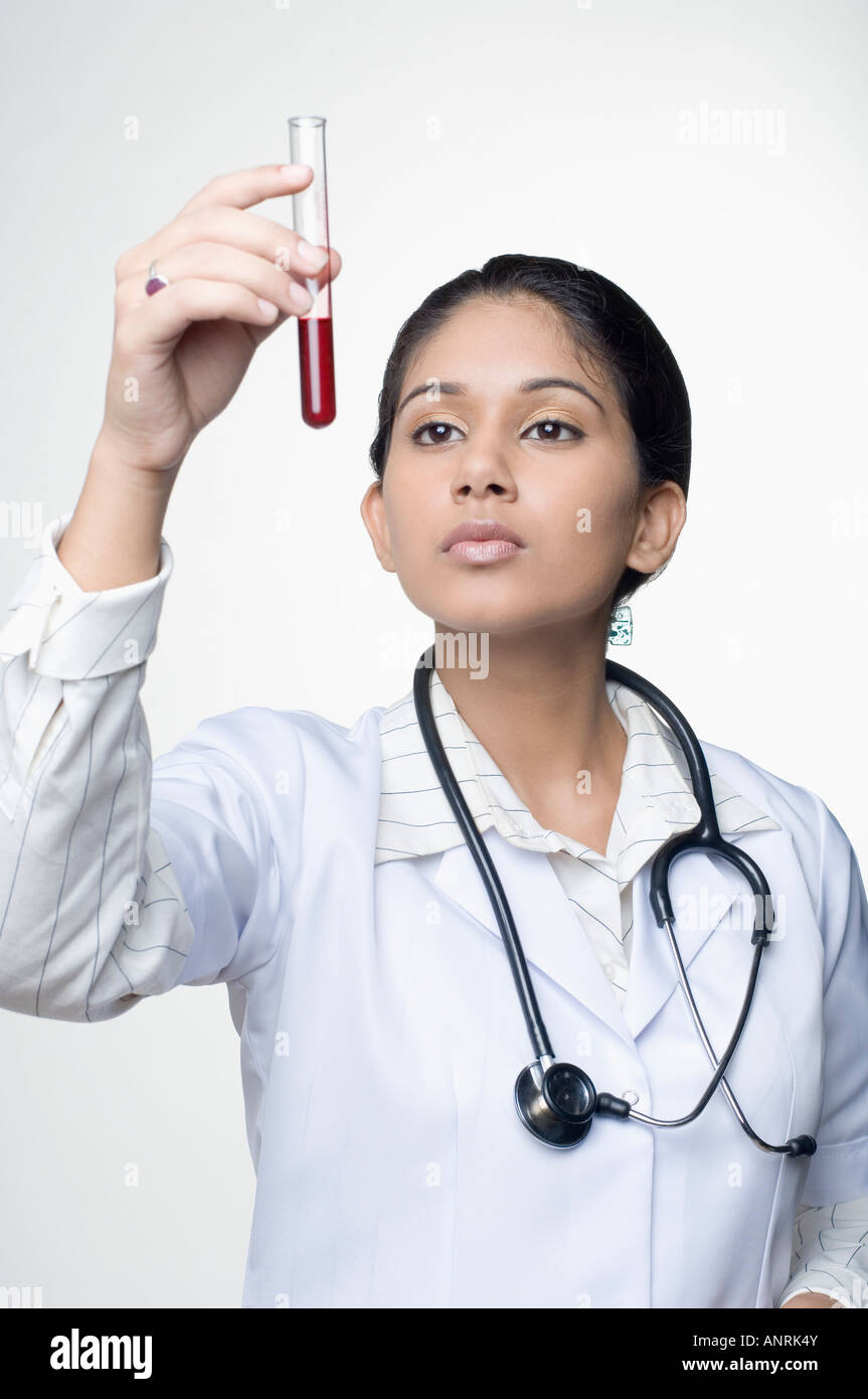 Nahaufnahme von einer Ärztin Blick auf ein Reagenzglas der Blutprobe Stockfoto