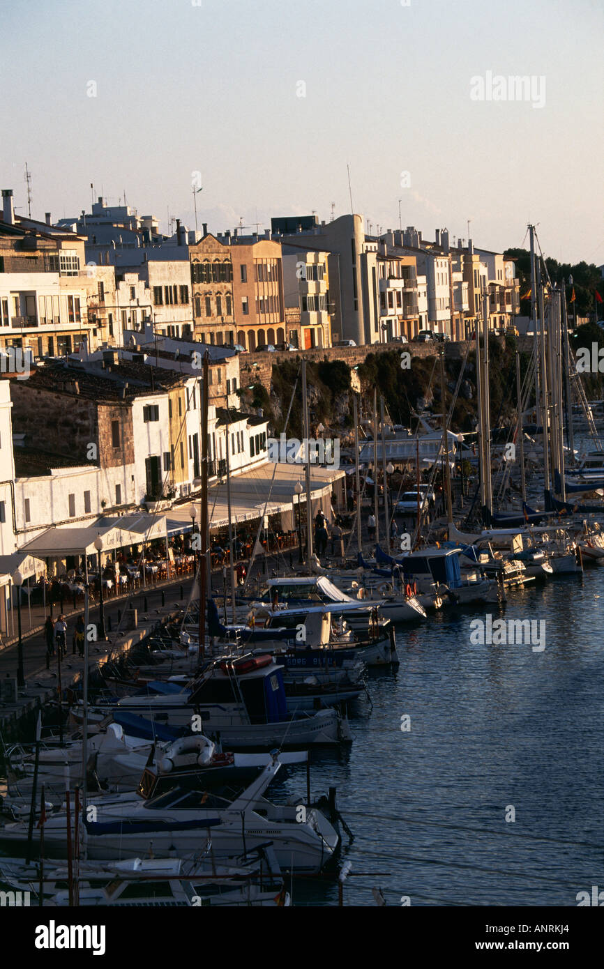 Am späten Abend Sonnenschein markante überdachte Restaurants am Hafen gut aufgestellt, um frische zu erhalten von den angrenzenden Angelboote/Fischerboote in der alten Stadt Ciutadella produzieren Stockfoto