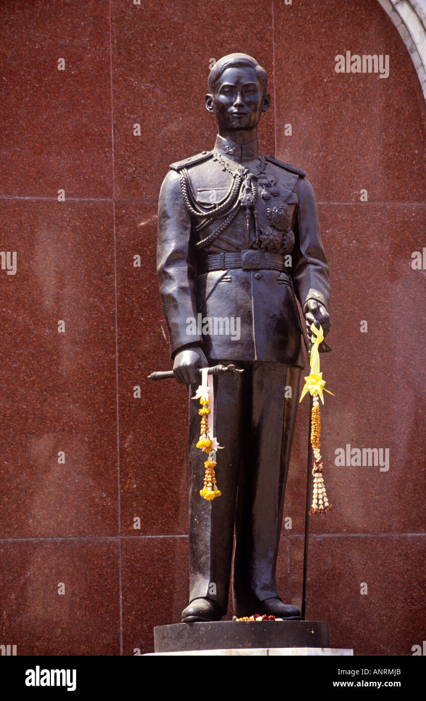 Eine Bronzestatue von König Rama VIII in einem Torbogen in Weg Suthat benannt König Ananda Mahidol von 1935 bis 1946 regierte als er Schuss durch die Stirn in das Grand Palace Bangkok gefunden wurde Stockfoto