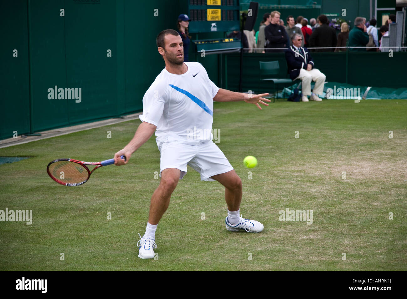 Marc Gicquel (Frankreich) auf eine Vorhand return während ein Gentleman Doppel-match, Wimbledon, London, England. Stockfoto