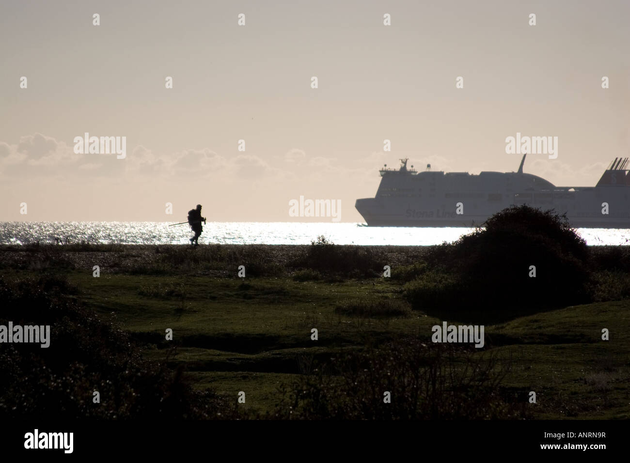 Landguard Punkt mit einem Schiff verlassen die Harwich Haven Stockfoto