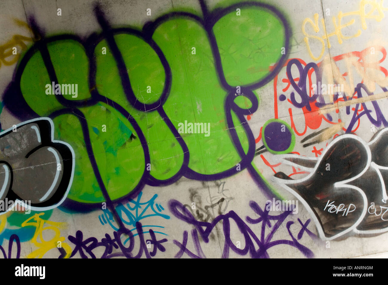 Vandalisim Graffiti Künstler bei unter Arbeiten pass in Glasgow Strathclyde Scotland UK Stockfoto