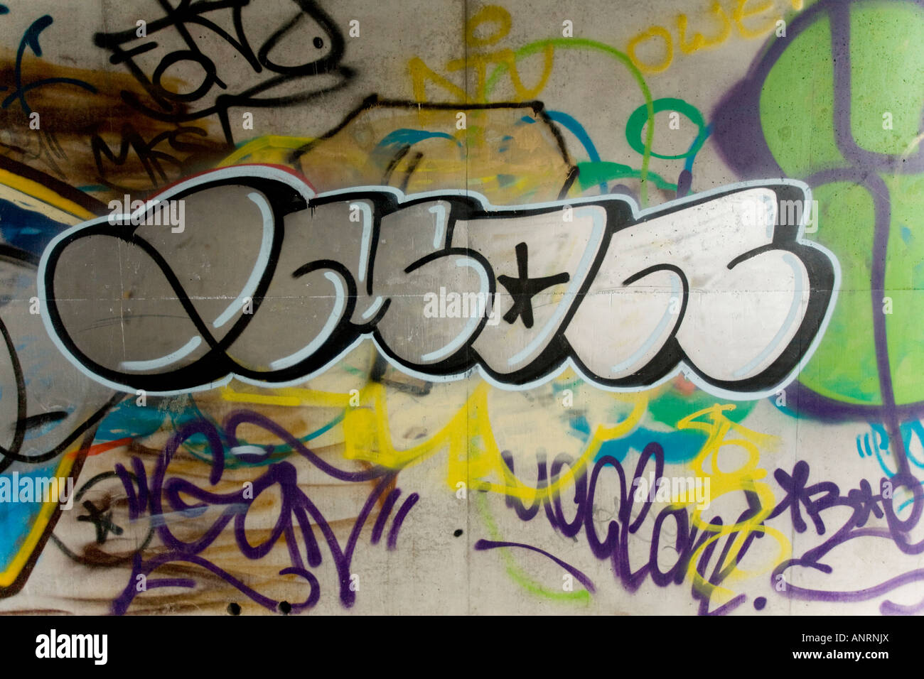 Vandalisim Graffiti Künstler bei unter Arbeiten pass in Glasgow Strathclyde Scotland UK Stockfoto