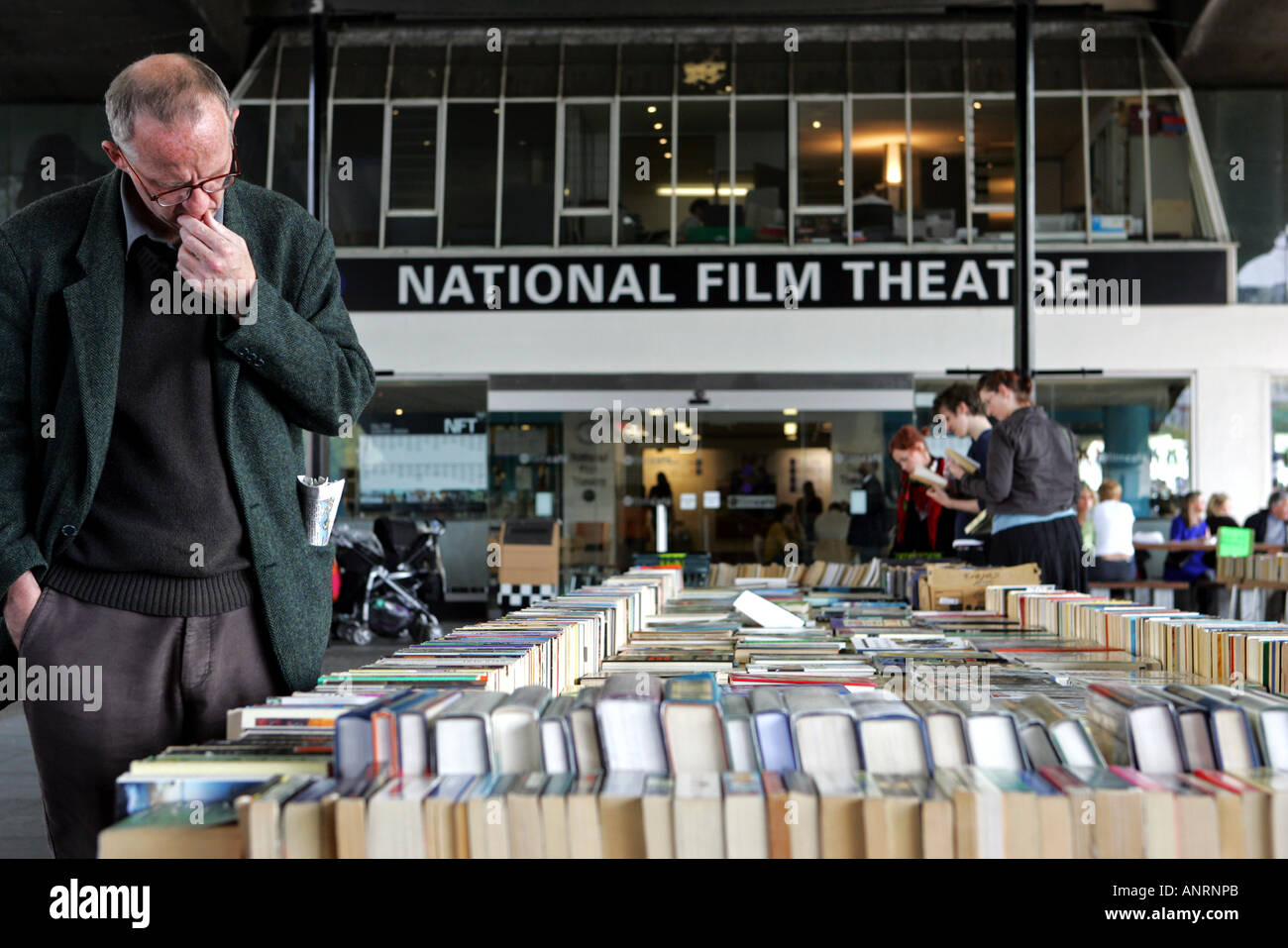 Gebrauchte Bücher zum Verkauf außerhalb des National Film Theatre in London s South Bank Stockfoto