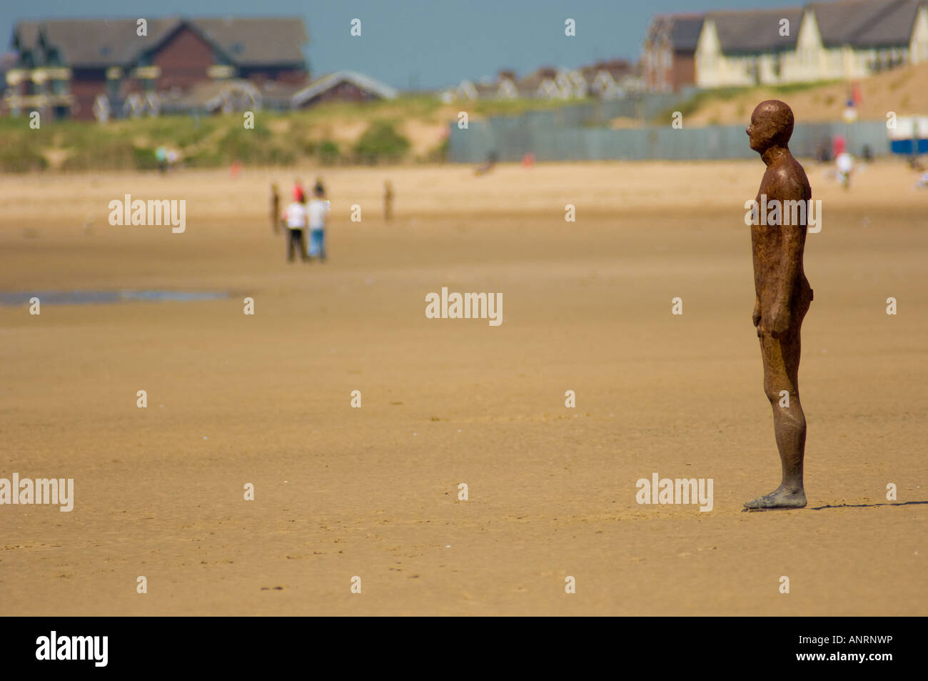 Ein weiterer Ort öffentliche Skulptur auf Crosby Strand Sefton Küste UK Stockfoto