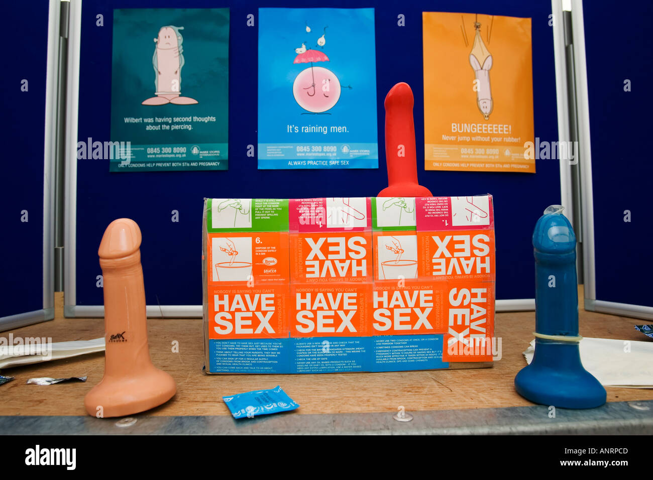 Dildos verwendet, um den korrekten Gebrauch von Kondomen zu demonstrieren,  als Teil des Jugend-Bildung-Programm in der britischen Öffentlichkeit  Schulen London, UK Stockfotografie