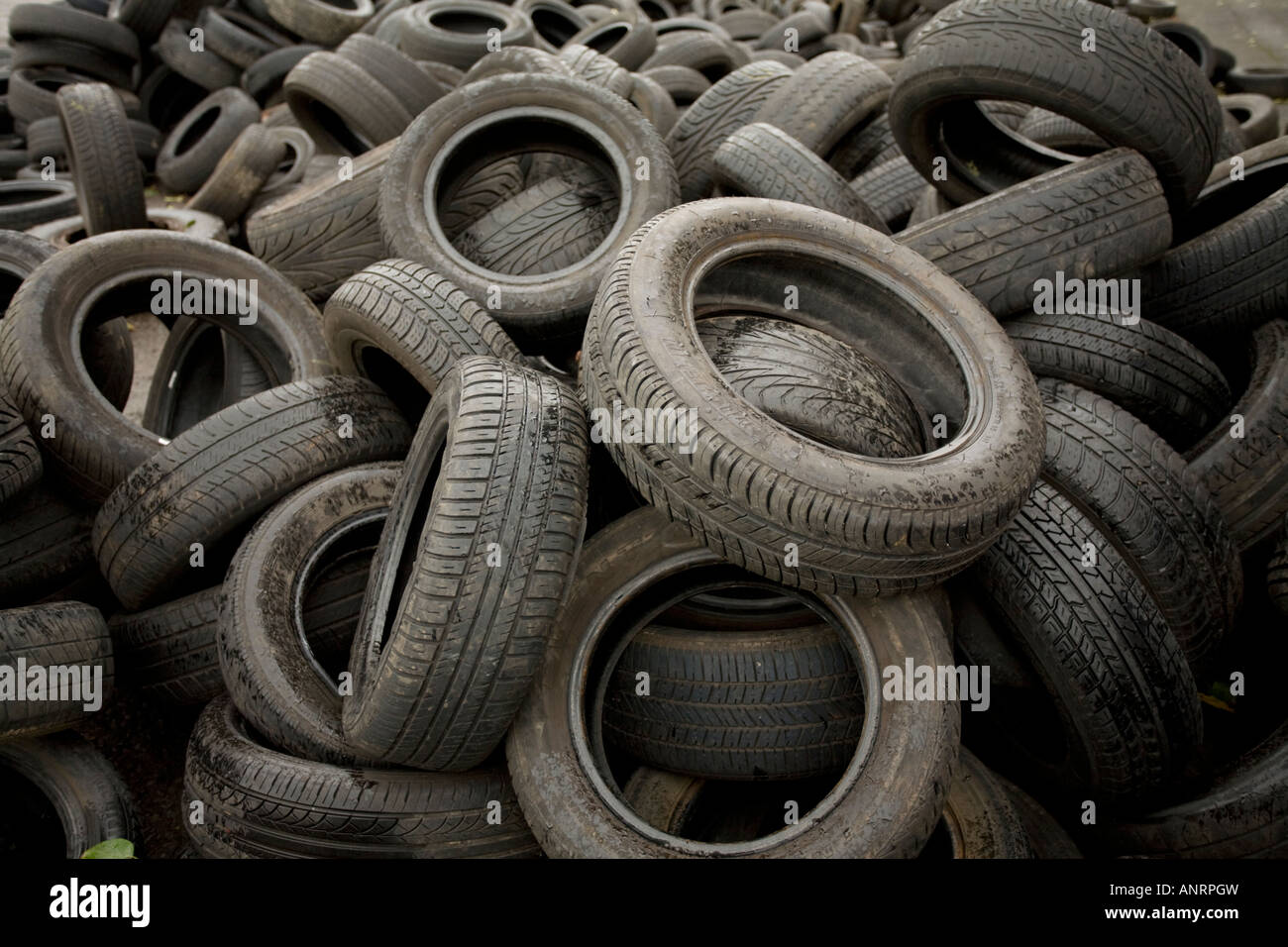 Fliegen Sie, Trinkgeld, illegale Ablagerung von Reifen an den Ufern des Clyde in Glasgow Strathclyde Scotland UK Stockfoto