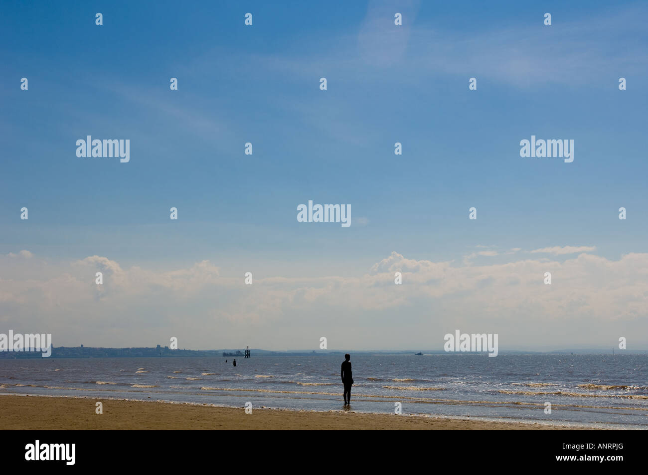 Ein weiterer Ort öffentliche Skulptur auf Crosby Strand Sefton Küste UK Stockfoto