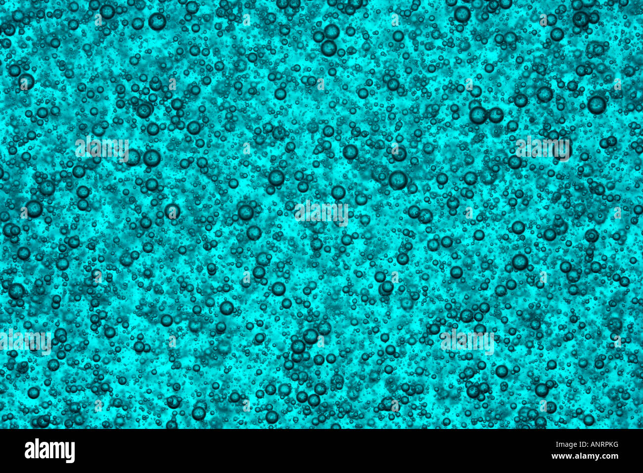 Luft / gas Luftblasen im blauen viskose Flüssigkeit Stockfoto