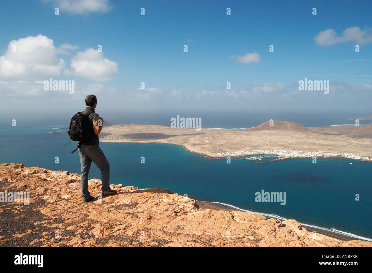 Wanderer mit Blick auf die Insel La Graciosa aus El Mirador Del Rio auf benachbarten Lanzarote. Stockfoto