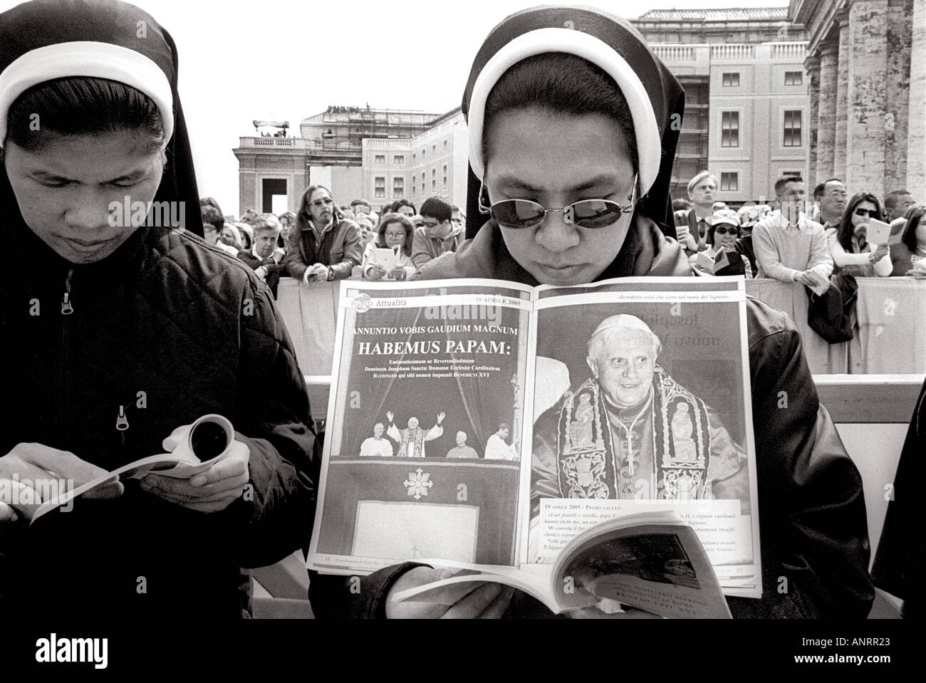 Nonnen halten ein Bild von Papst Benedict XVI während der Primiz von Papst Ratzinger Saint Peters Platz der Vatikan Rom Stockfoto