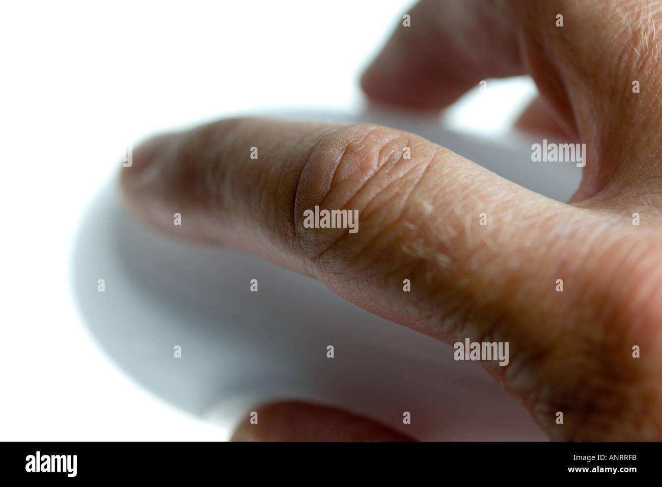 REIFE HAND MIT EINER COMPUTERMAUS Stockfoto