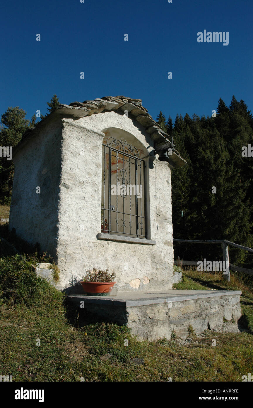Alte kleine Kapelle entlang Sentiero di Monti bei Cassin Montengo Wandern trail Leventina Tessin Tessin Schweiz Stockfoto