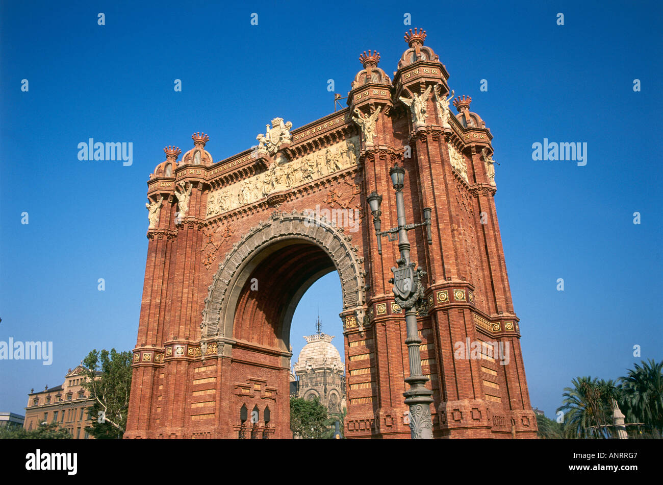 Der Haupteingang des Parc De La Ciutadella ist geprägt durch den Arc de Triomf ein Stück Mudejar Stil Keramik Mauerwerk gekrönt mit vier Kronen von Josep Vilaseca Barcelona Stockfoto