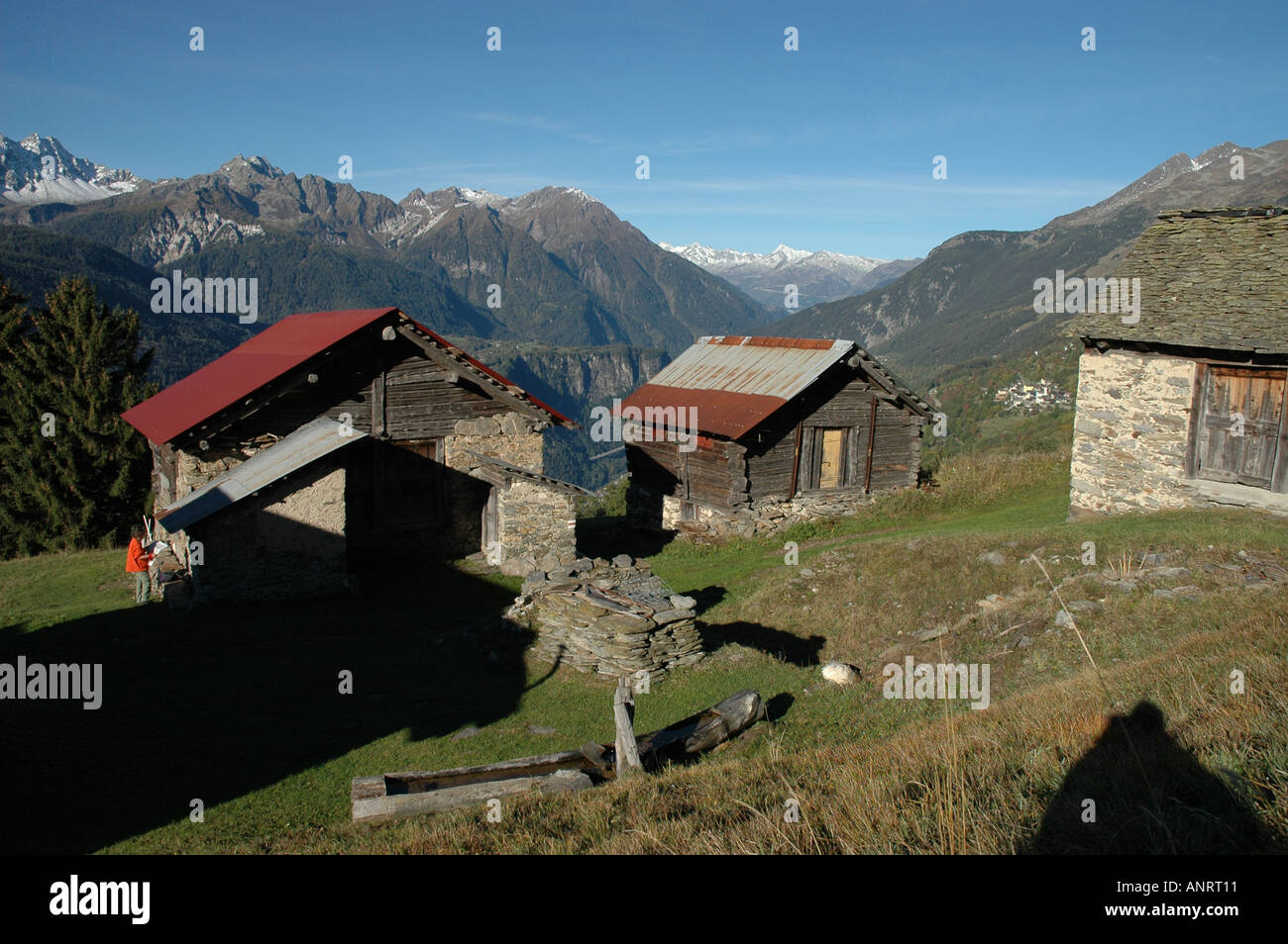 Alm Hütte am Alpe Cassin Wanderweg Sentiero dei Monti Kanton Tessin oder Ticino Schweizer Alpen der Schweiz Stockfoto