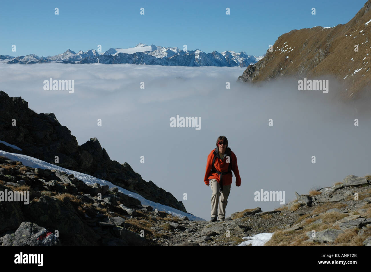 Wanderer über niedrige Verlegung Nebel über dem See Ritomsee Cantin Tessin oder Ticino Schweizer Alpen der Schweiz Stockfoto