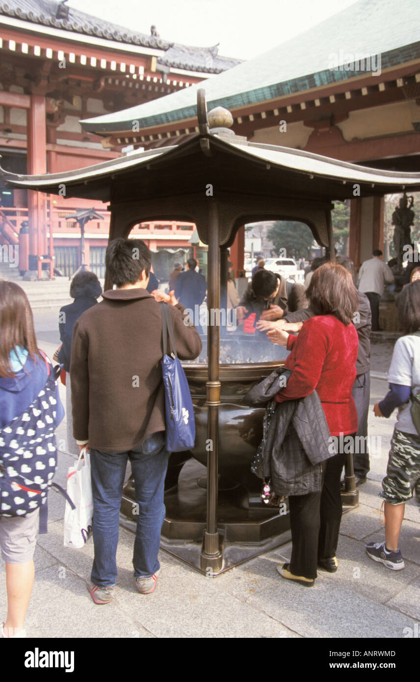 Asakusa-Tempel Japan Tokio Besucher wehen Weihrauch über sich selbst Stockfoto
