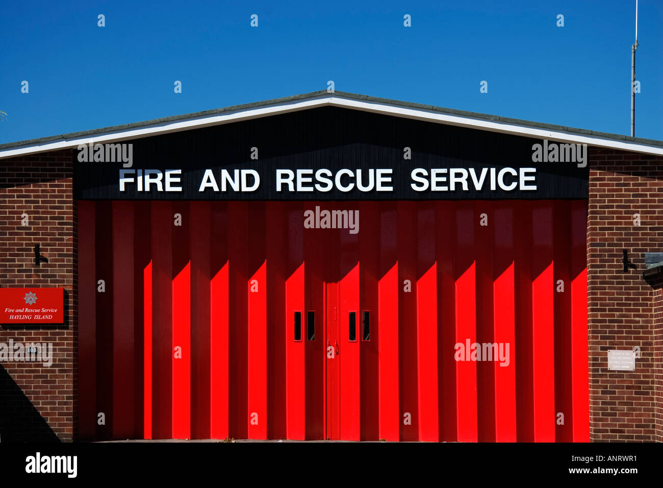 Rote Türen einer Feuerwehr und Rettungsdienst Station in Hayling Island, Hampshire, UK Stockfoto