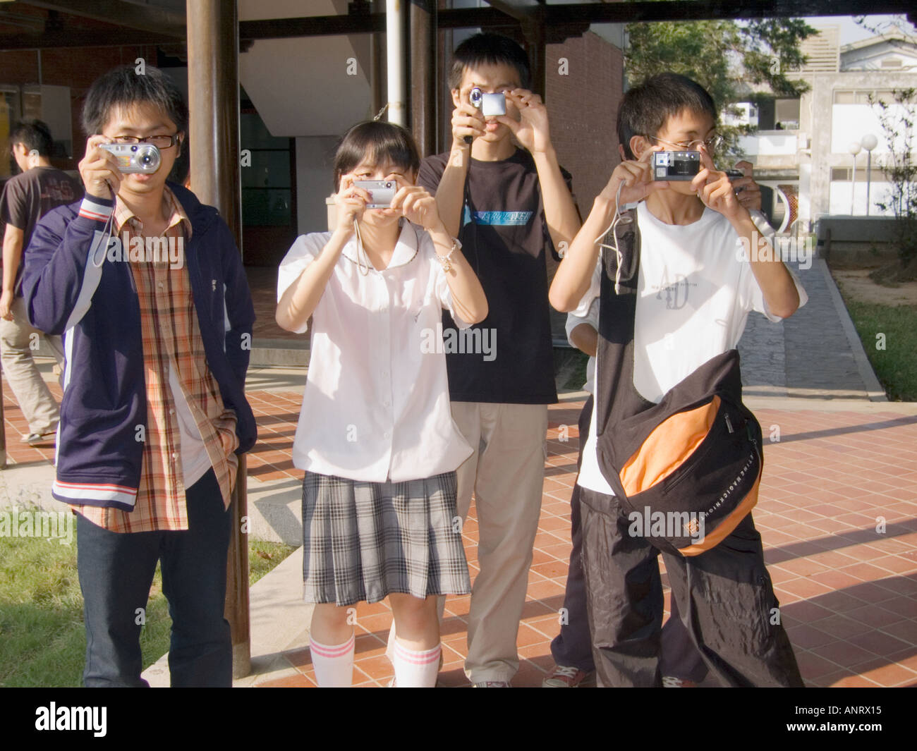 Asiatische Gymnasiasten In Uniform fotografieren mit Digitalkameras-Taiwan-China Stockfoto