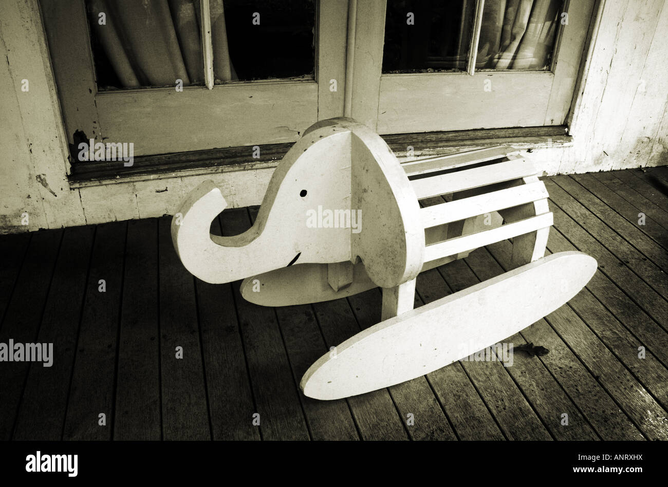 Ein hölzerner Elefant auf der Veranda ein Lebkuchenhaus in Oak Bluffs, auf der Insel Martha's Vineyard in Massachusetts. Stockfoto