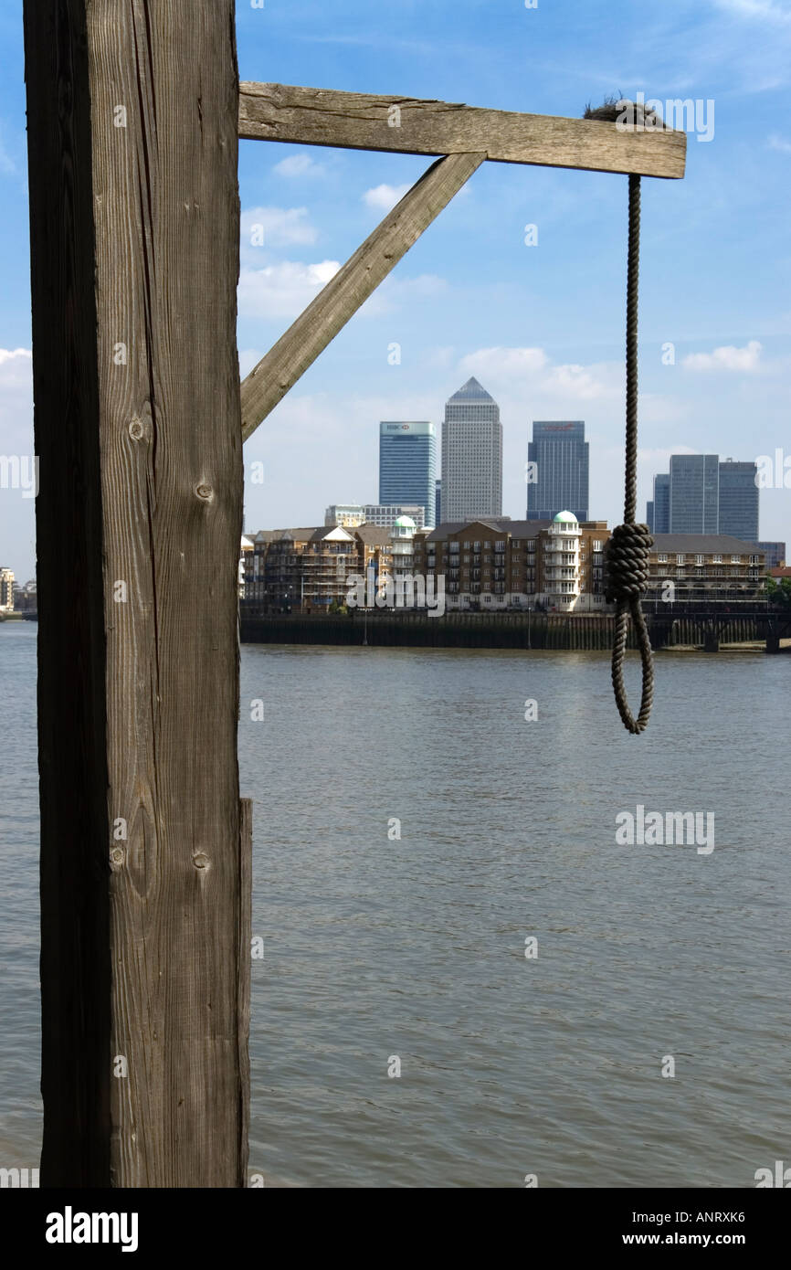eine Henker s Schlinge hängt über den Fluss Themse in feierte Blick vom historischen Prospect of Whitby Pub ist Stockfoto