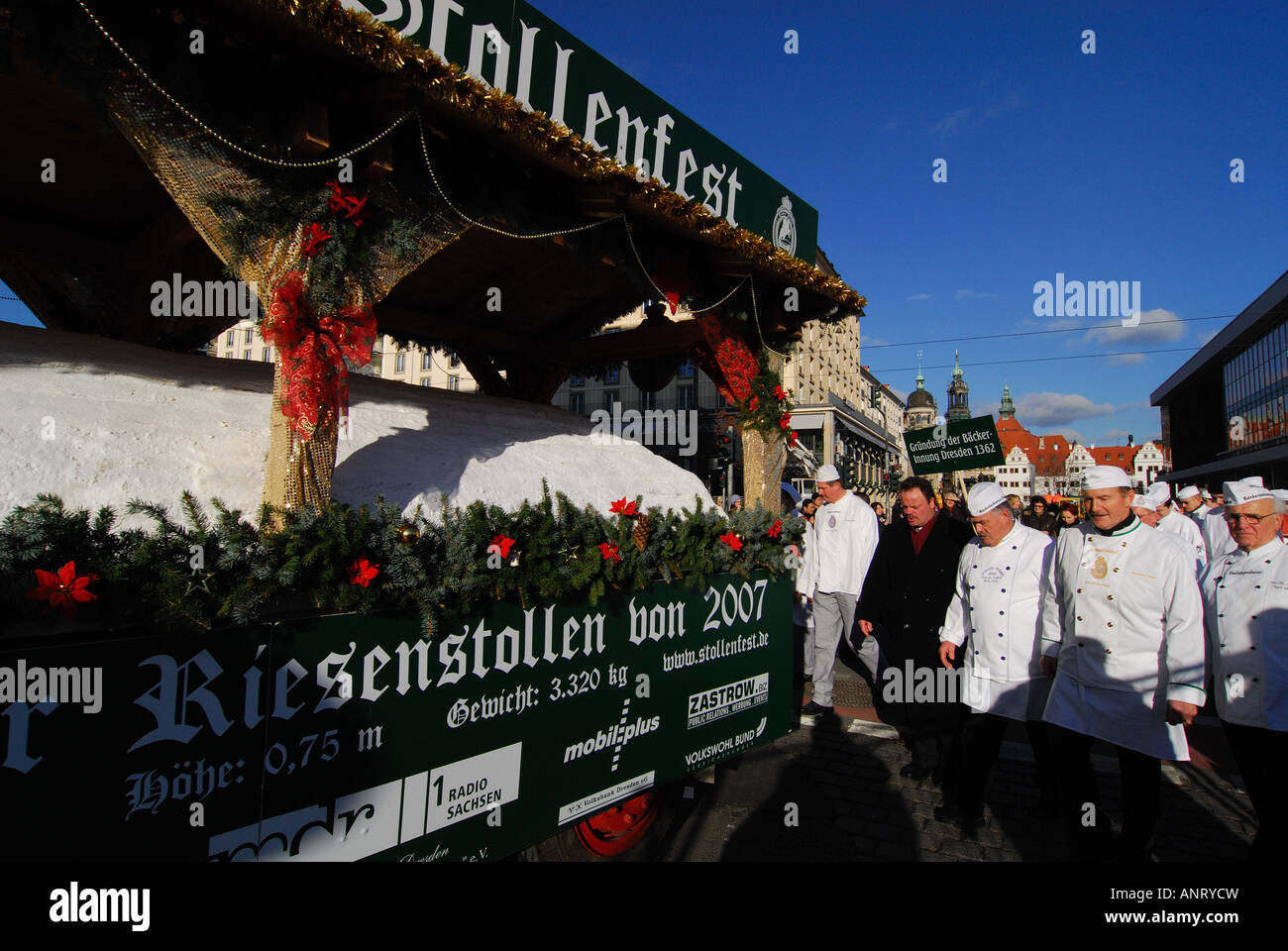 Riesigen Stollen Kuchen wird auf Rädern durch Straßen von Dresden, Deutschland Stockfoto