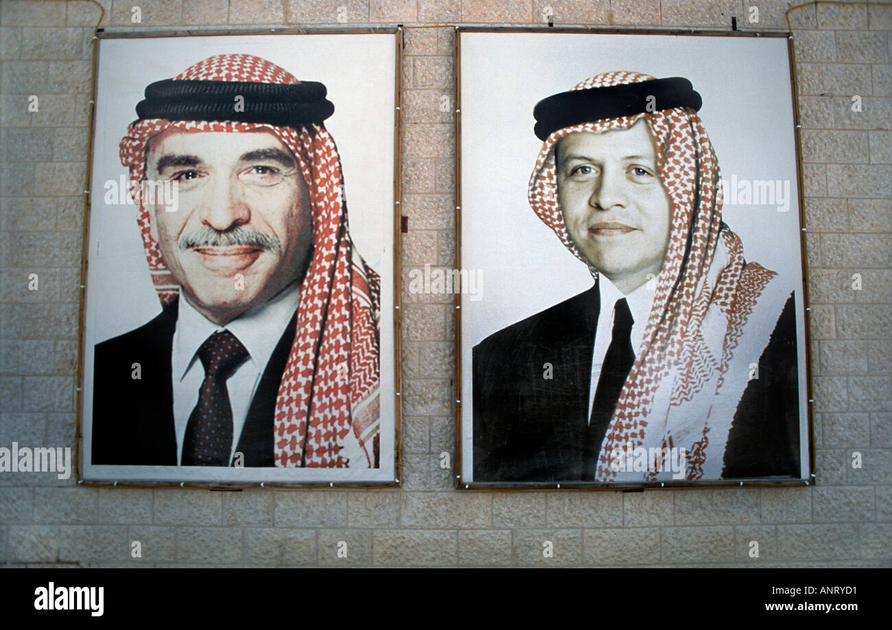 Wand hängen Porträts von Königen Hussein und Abdullha Jordan Public Poster dieser Art sind an der Tagesordnung Stockfoto