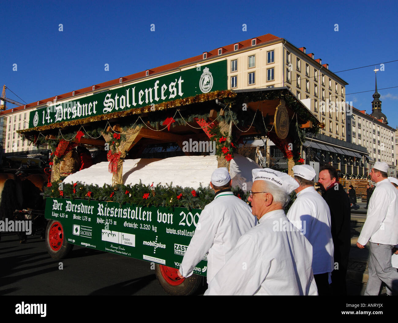 Riesigen Stollen Kuchen wird auf Rädern durch Straßen von Dresden, Deutschland Stockfoto