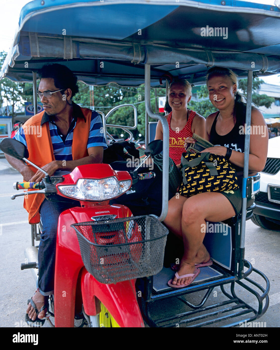 Touristen In Moped Taxi Ao Nang Krabi Thailand Südostasien Stockfoto