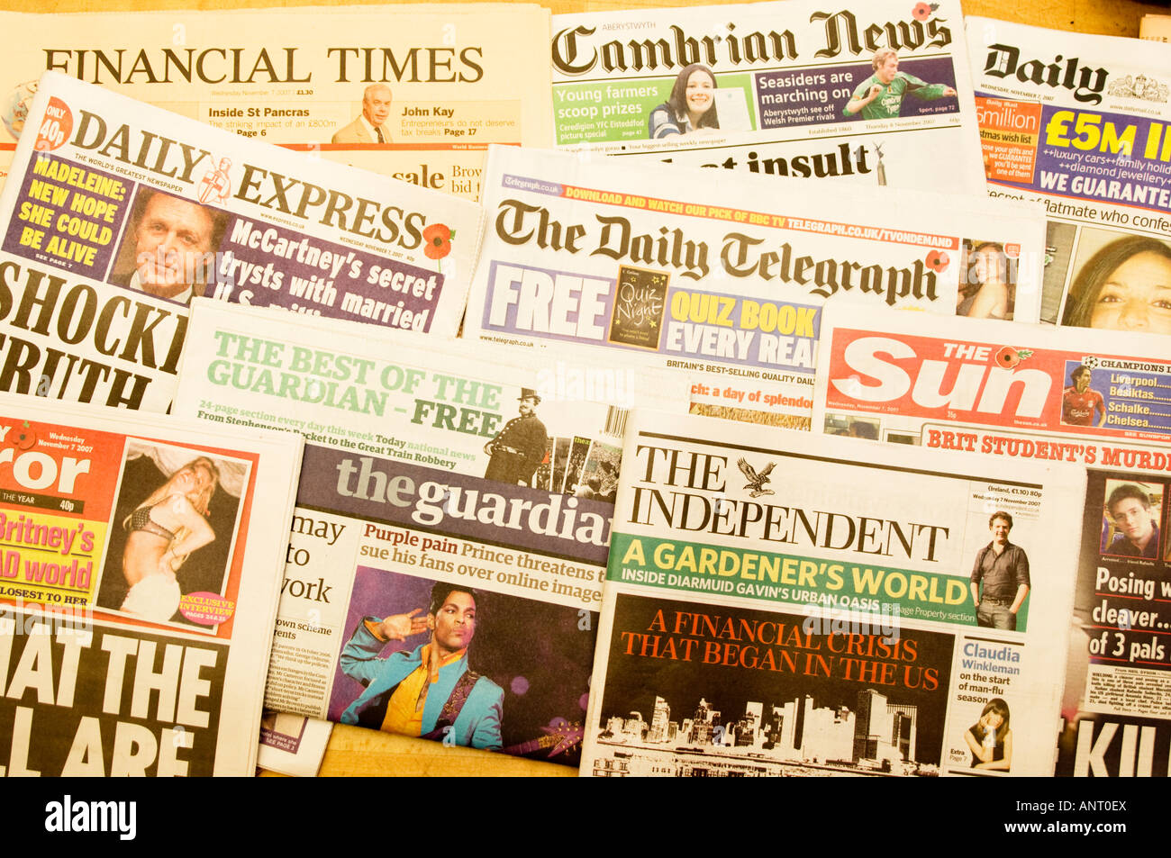 Eine Auswahl Titelseiten der britischen Tageszeitungen - Boulevardzeitung und Broadsheet (beliebt und mehr Schwergewichts-Papiere) Stockfoto