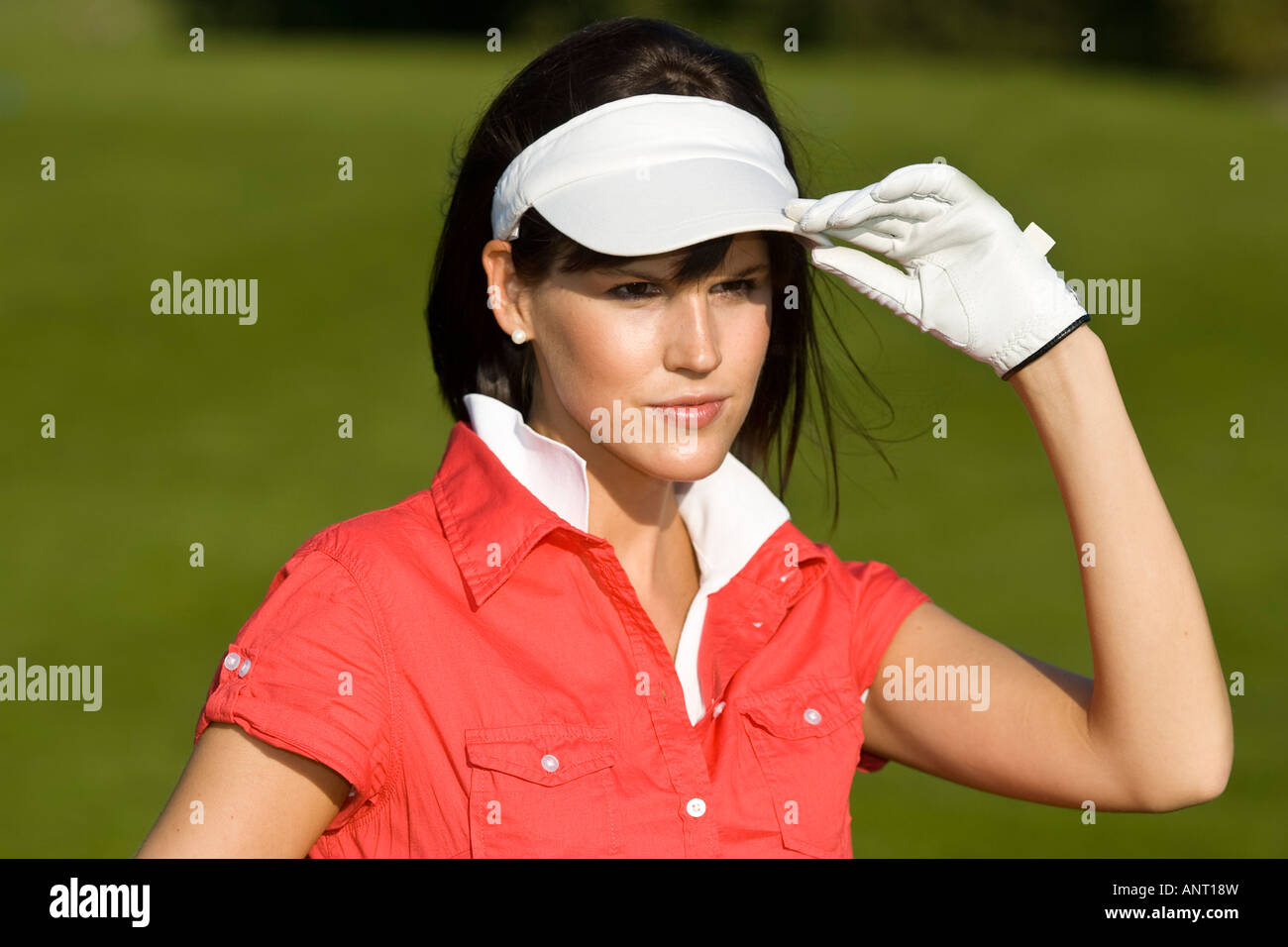 junge Frau beim Golfen Stockfoto