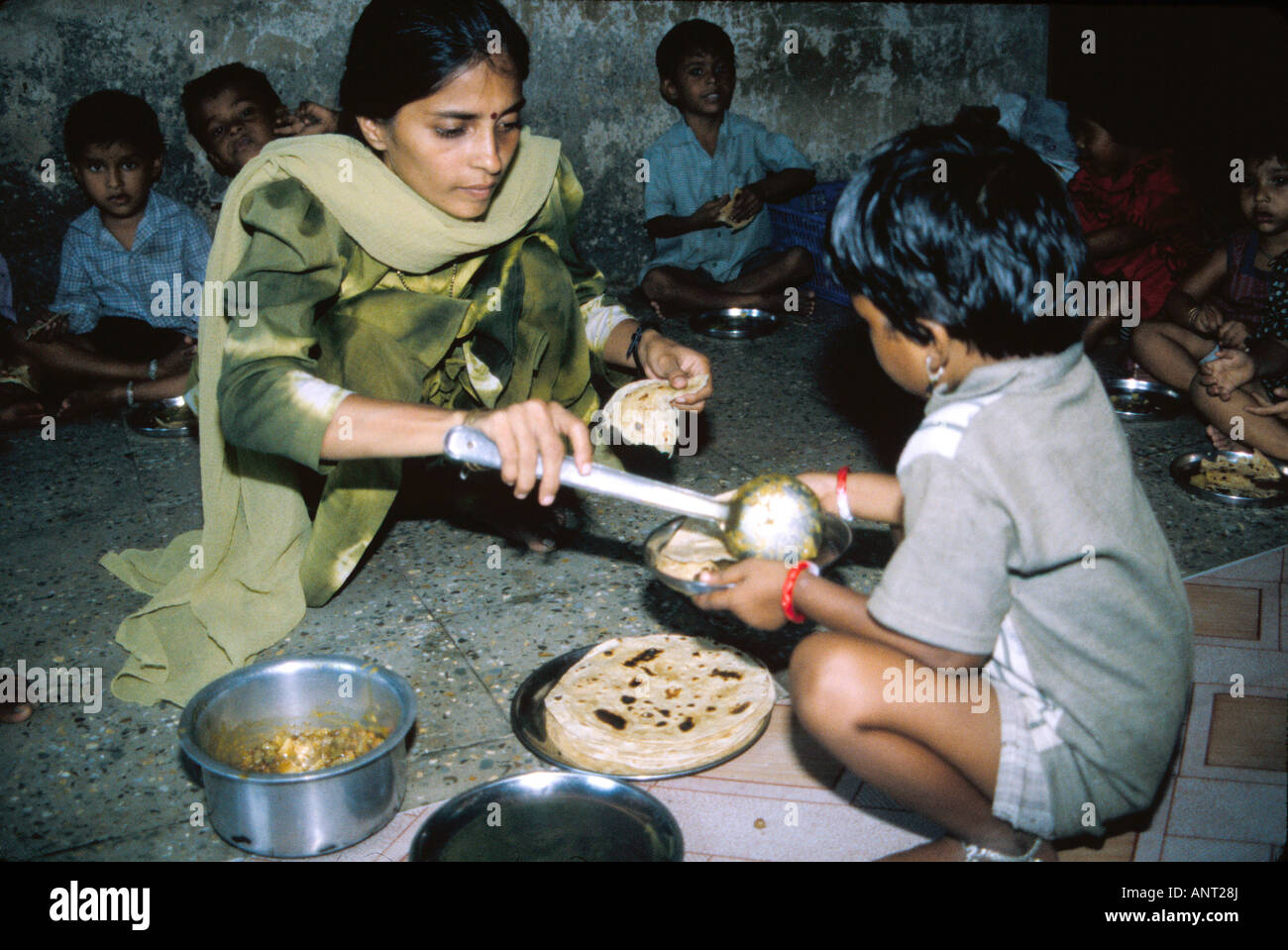 In einem indischen Klassenzimmer sind Kinder Mittagessen Foto von Jane Schreibman ernähren. Stockfoto