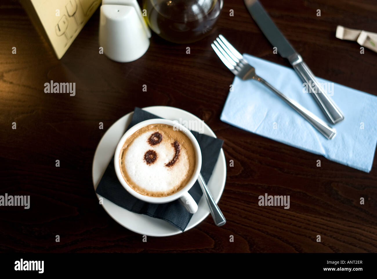 Smiley im Schokopulver auf eine Tasse Kaffee in einem Café-Bar-Bistro cappuccino Stockfoto