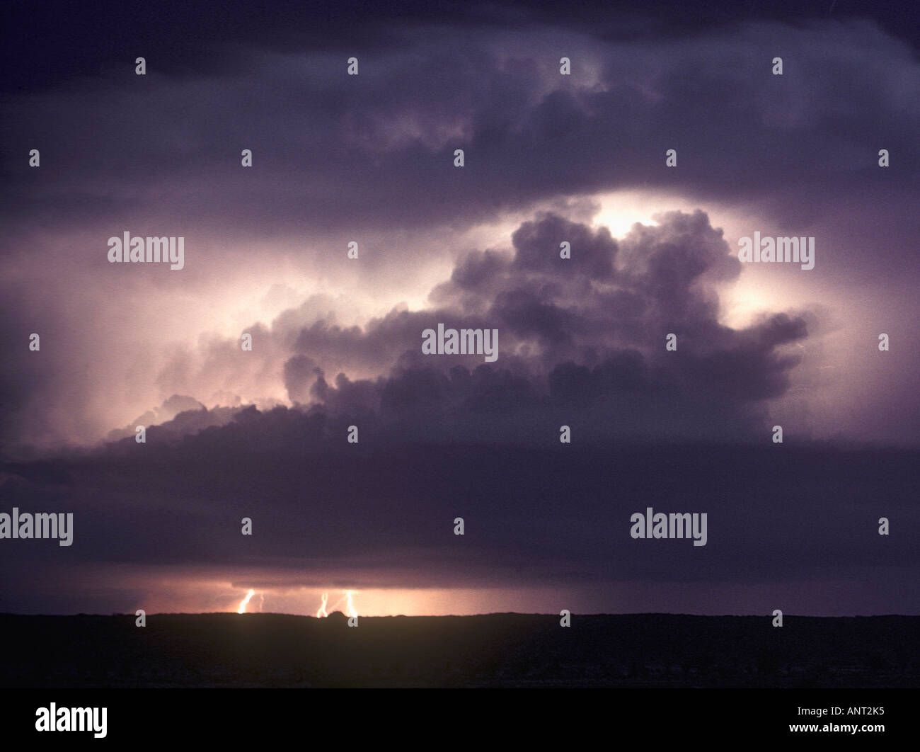 Sturm über Ostafrika Blitz beide gegabelt und Blatt entnehmen bitte dieser Langzeitbelichtung Nacht erschossen Stockfoto