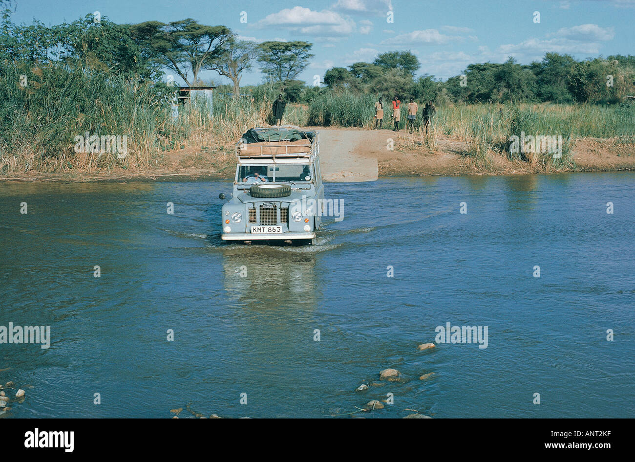 Landrover fording Weiwei River im Norden Kenias das Fahrzeug hat einen Dachträger, schwer beladen mit camping-Ausrüstung Stockfoto