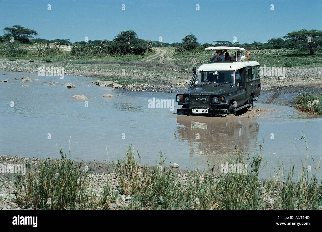 Toyota Landcruiser fording eine saisonale Bach nördlich von Moru Kopjes Serengeti Nationalpark Tansania Ostafrika Stockfoto