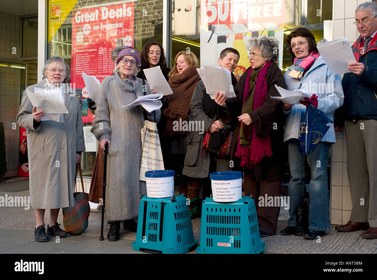 Eine Gruppe von 7 sieben Frauen und ein Mann singen Weihnachtslieder auf der Straße sammeln Geld für wohltätige Zwecke Aberystwyth Wales UK Stockfoto