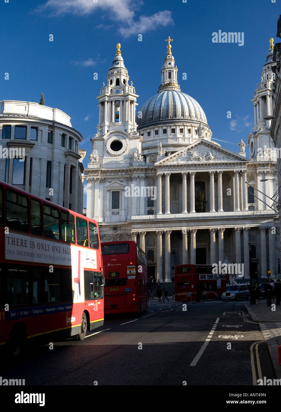 St. Pauls-Kathedrale mit einem roten Londoner Bus fangen Licht des frühen Morgens Stockfoto