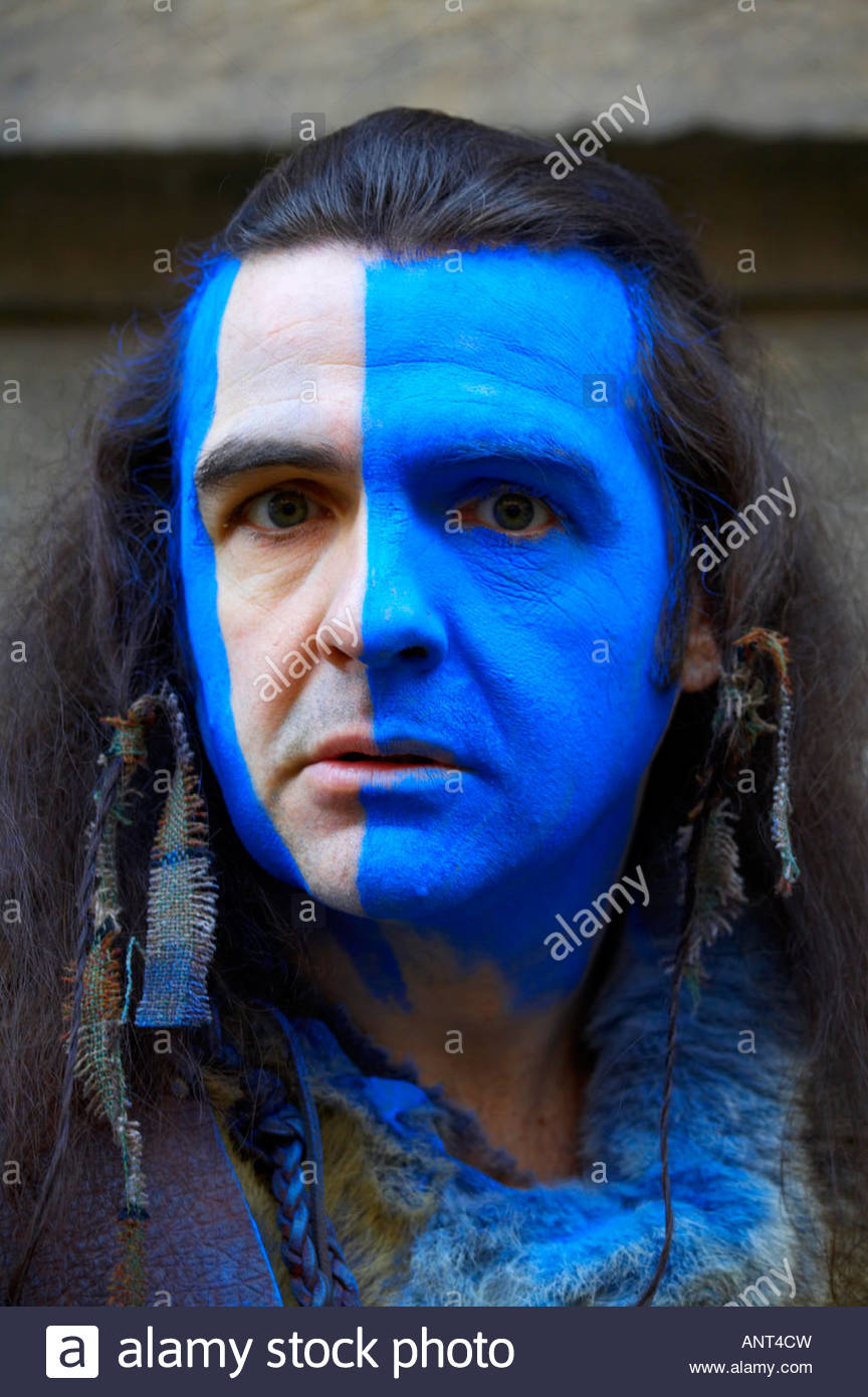 Ein Charity-Performer mit dem Schottischen Flag Facepaint und in einem Schottischen Braveheart Kostüm gekleidet, Edinburgh Schottland Stockfoto