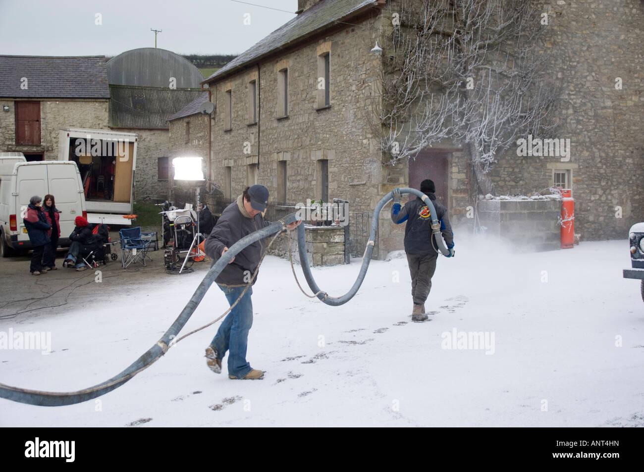 "Snow Business" Film Spezialeffekte Fernsehgesellschaft Spritzen gefälschte Kunstschnee auf Film legen Sie Speicherort für Winter-Szene Stockfoto