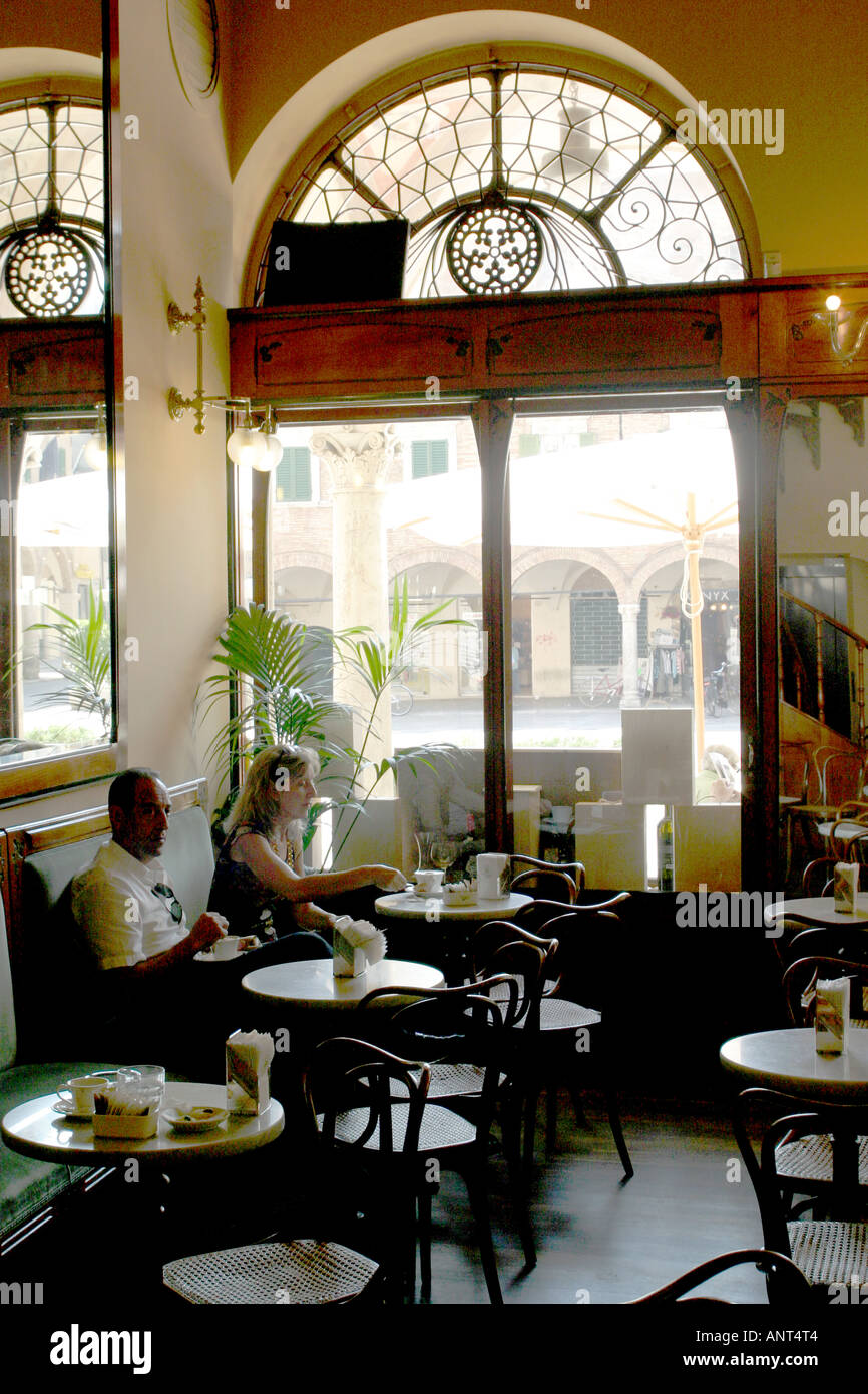 Original Art-deco-Fenster in der Caffe Meletti Ascoli Piceno Le Marche Stockfoto